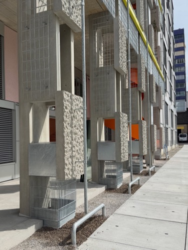 Stützen aus Beton, Metall · Gewerbehaus MACH — ARGE Käferstein & Meister + Ekinci