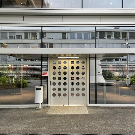 Fassaden, Türen aus Metall, Glas · SRF News & Sport broadcasting building — Penzel Valier