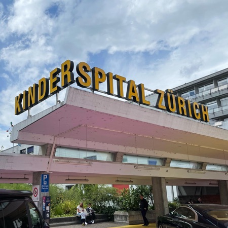 Eingänge, Vordächer aus Beton · Kinderspital — Rudolf & Peter Steiger