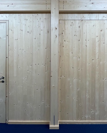 Türen, Stützen aus Holz · Provisorische Sporthalle Kantonsschule Freudenberg — pool Architekten