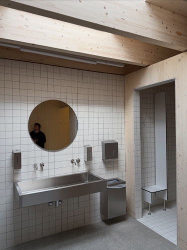 Bäder aus Holz, Keramik · Werkhof Tiefbauamt Kanton Zürich — Malte Kloes Architekten