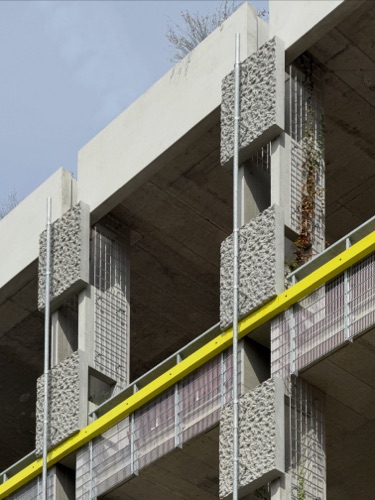 Handläufe, Stützen aus Beton, Metall · Gewerbehaus MACH — ARGE Käferstein & Meister + Ekinci