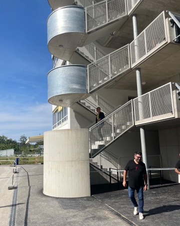 Treppenhäuser, Handläufe aus Beton, Metall · Guggach III — Donet Schäfer Reimer Architekten