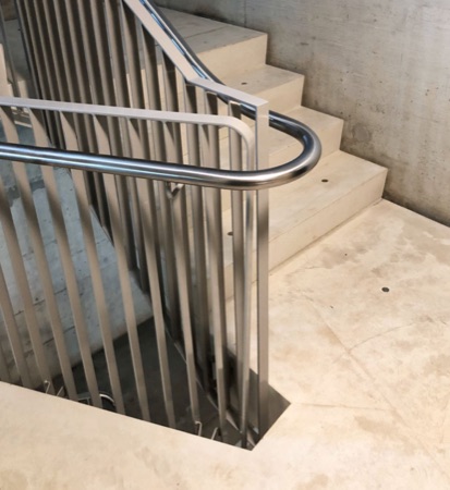 Treppenhäuser, Handläufe aus Beton, Metall · Siedlung Buchegg — Duplex Architekten