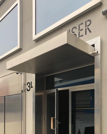 Türen, Eingänge aus Beton, Metall · Deacorny Building — E2A