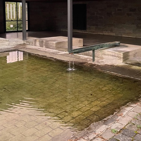 Höfe, Brunnen aus Metall, Naturstein · Krematorium Nordheim — Albert Heinrich Steiner