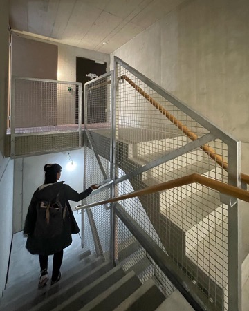 Treppenhäuser, Handläufe aus Beton, Holz · Ersatzneubau Hunzikerei - Wohnen im Gewerbehaus — op-arch