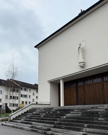Fassaden, Treppenhäuser aus Holz, Naturstein · Kirche Maria Lourdes — Fritz Metzger