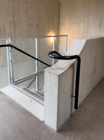 Treppenhäuser, Handläufe aus Beton, Metall · Alterswohnen Rehbühl — Neff Neumann Architekten