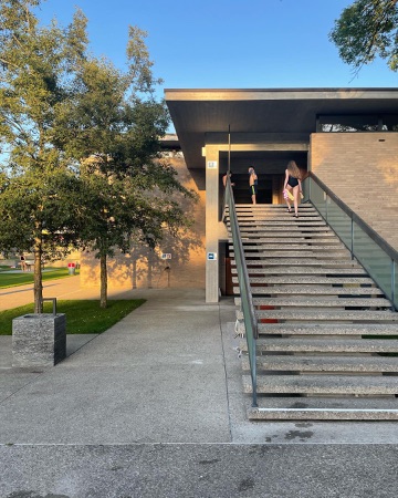 Treppenhäuser, Handläufe aus Beton, Metall · Freibad Seebach — Adolf Wasserfallen