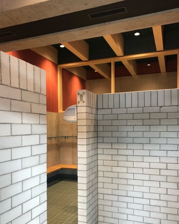 Bäder, Decken aus Holz, Backstein · Erweiterung Schulanlage Mettmenstetten — Esch Sintzel Architekten