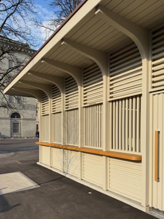 Fassaden, Vordächer aus Holz · Ersatzneubau Kiosk Stadthausanlage — Schmid Ziörjen Architektenkollektiv