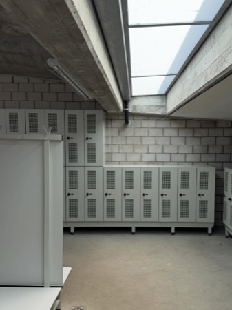 Oberlichter, Decken aus Beton, Glas · Seebad Kilchberg — Hornberger Architekten