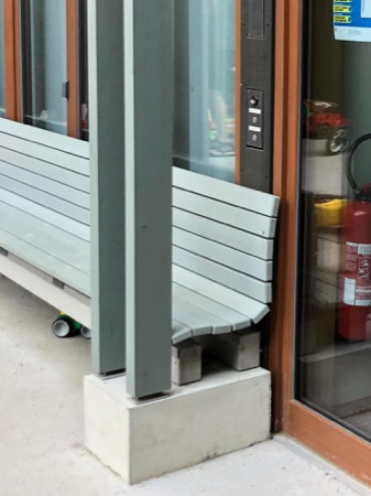 Fenster, Eingänge aus Beton, Holz · Wohnüberbauung Maiengasse — Esch Sintzel Architekten