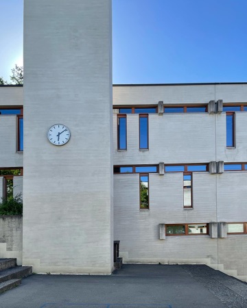 Fassaden, Fenster aus Beton, Holz · Schulhaus Stettbach — Esther & Rudolf Guyer