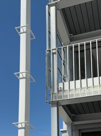 Handläufe, Balkone aus Metall, Glas · Querbau im Zwhatt — Studio Märkli