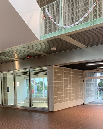 Fenster, Decken aus Metall, Glas · Schulanlage Guggach III — Weyell Zipse Architekten