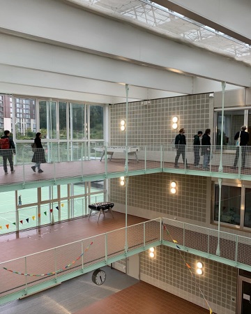 Fenster, Handläufe aus Metall, Glas · Schulanlage Guggach III — Weyell Zipse Architekten