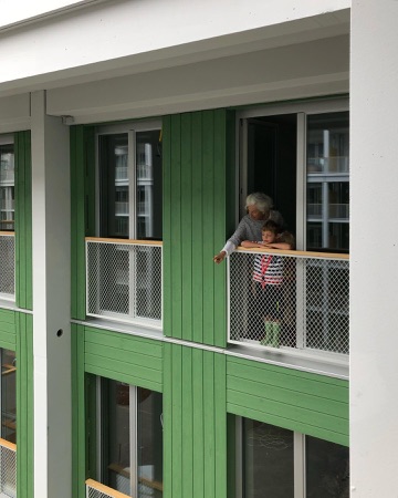 Fenster, Handläufe aus Holz, Metall · Haus Krokodil — ARGE Baumberger Stegmeier / KilgaPopp