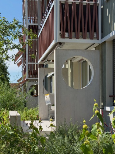 Balkone aus Beton, Holz · Wohnsiedlung Frohalp Zürich — Zimmermann Sutter Architekten