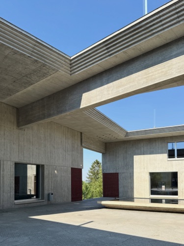 Decken, Höfe aus Beton · Schulanlage Schauenberg — Adrian Streich Architekten