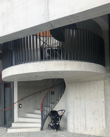 Treppenhäuser, Handläufe aus Beton, Holz · Erweiterung Schulanlage Mettmenstetten — Esch Sintzel Architekten