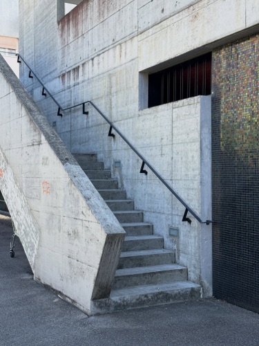 Treppenhäuser, Handläufe aus Beton, Metall · Überbauung James — SGGK Architekt*innen Studio Gmür