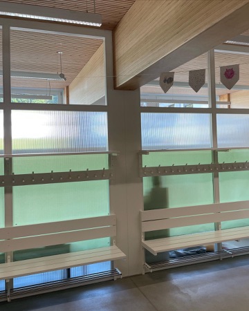 Fenster, Decken aus Holz, Glas · Schulanlage Allmend — Studio Burkhardt