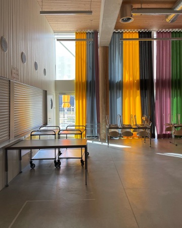 Fenster, Stützen aus Beton, Holz · Schulanlage Allmend — Studio Burkhardt
