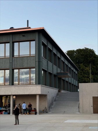 Fassaden, Treppenhäuser aus Beton, Holz · Schulhaus Nägelimoos — Galli Rudolf Architekten