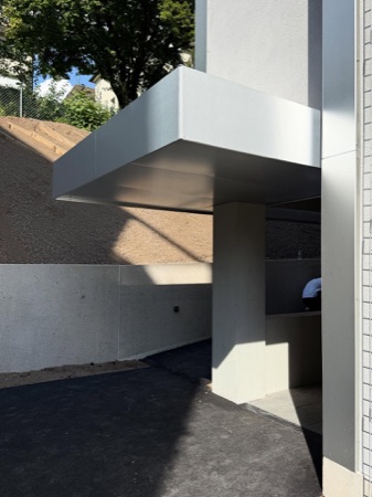 Eingänge, Vordächer aus Beton, Metall · Breitensteinstrasse — EMI Architekten