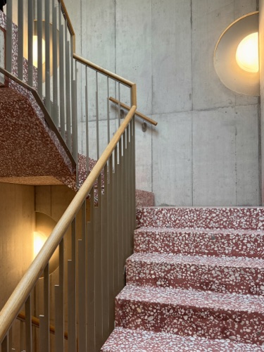 Treppenhäuser, Handläufe aus Beton, Holz · Wohnhaus Farby — Lüdi & Müntener Architektur