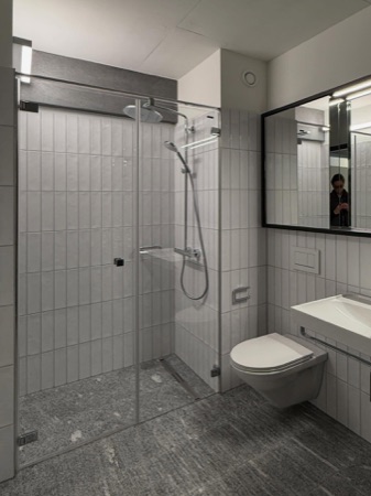 Bäder aus Glas, Keramik · Alto Tower — pool Architekten