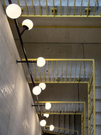 Treppenhäuser, Handläufe aus Beton, Metall · Wohnhaus Auwiesenstrasse — Adrian Streich Architekten