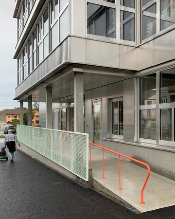 Fassaden, Eingänge aus Beton, Metall · Schulanlage Guggach III — Weyell Zipse Architekten