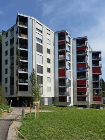 Fassaden, Balkone aus Metall, Verputz · Wohnsiedlung Im Sihltal — Roider Giovanoli Architekten