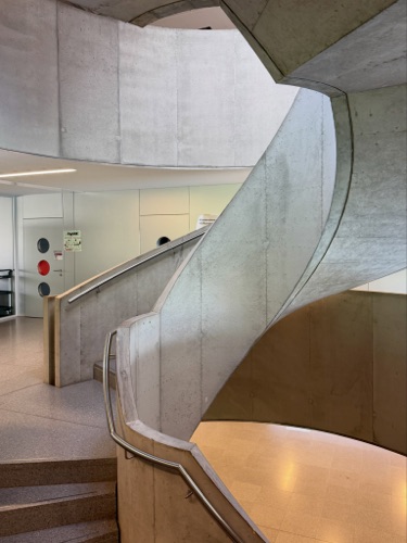 Treppenhäuser, Handläufe aus Beton, Metall · Campus Moos — E2A