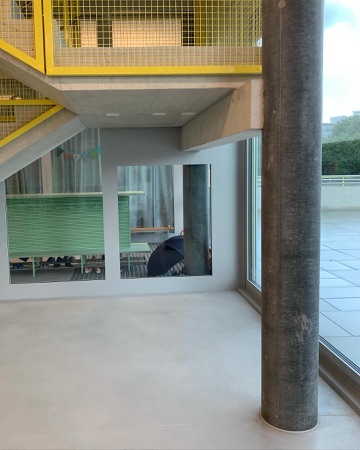 Fenster, Handläufe aus Beton, Metall · Schulanlage Thurgauerstrasse — Bollhalder Walser Architektur