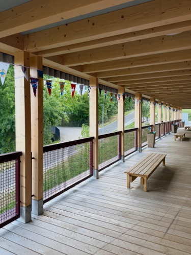 Handläufe, Stützen aus Holz, Metall · Schulanlage Wilacker — bernath+widmer Architekten