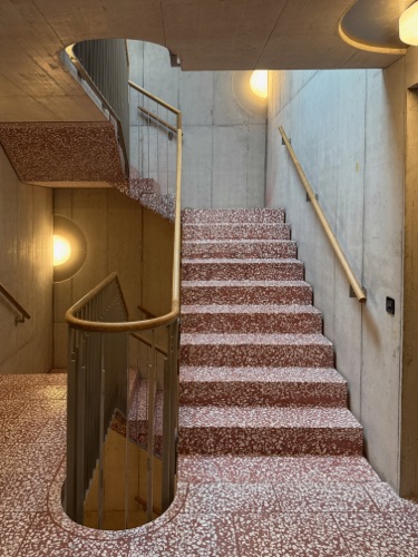 Treppenhäuser, Handläufe aus Beton, Holz · Wohnhaus Farby — Lüdi & Müntener Architektur