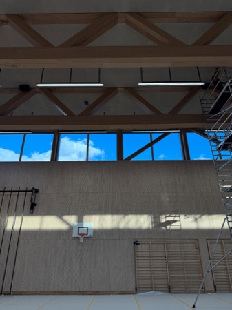 Fenster, Decken aus Holz, Glas · Schulhaus Nägelimoos — Galli Rudolf Architekten