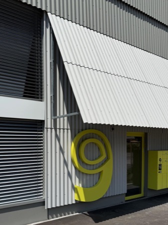 Fassaden, Eingänge aus Metall, Glas · Zwhatt, Längsbau (Suffizienzprojekt) — Lütjens Padmanabhan Architekt*innen