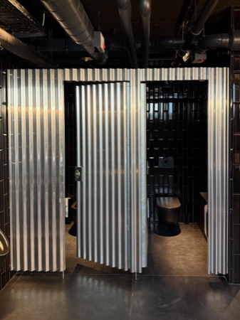 Türen, Bäder aus Metall, Keramik · Lokstadthallen — Oxid Architektur