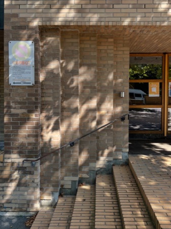 Treppenhäuser, Handläufe aus Metall, Backstein · Kirche Saatlen — Claude Paillard