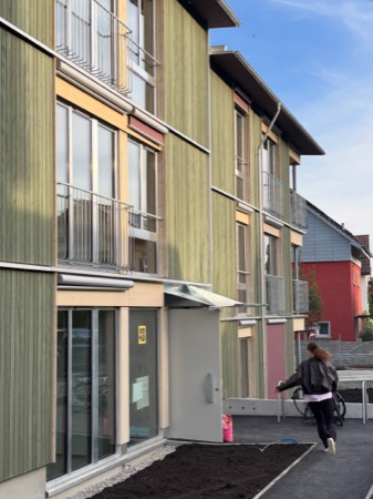 Fassaden, Eingänge aus Holz, Metall · Neubau Römerstrasse — BDE Architekten
