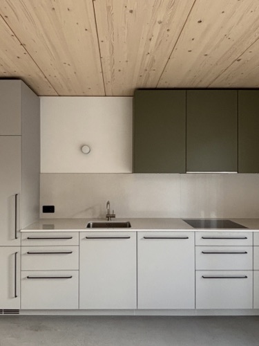 Küchen aus Holz · Neubau Römerstrasse — BDE Architekten